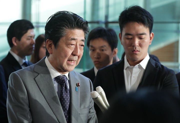 記者団の質問に答える安倍晋三首相（左）