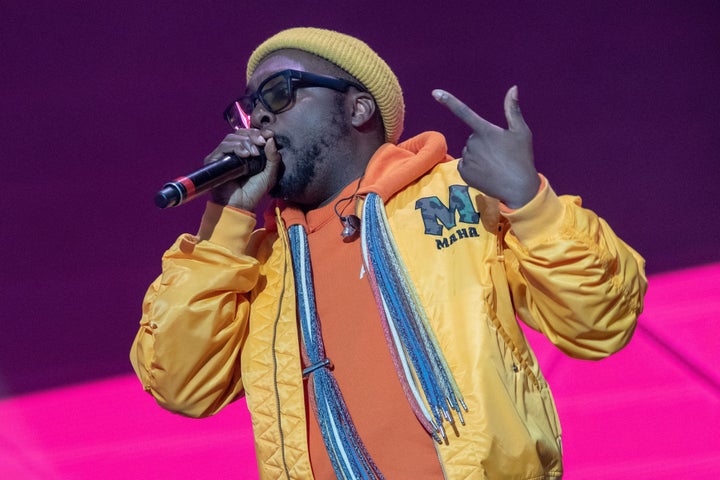 The Black Eyed Peas rapper will.i.am has defended his use of noise-cancelling headphones while on a Qantas flight