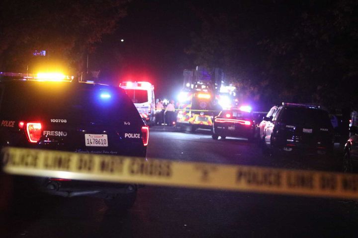 アメリカ・カリフォルニア州フレズノで発生した銃乱射事件現場の警察・救急車11月17日