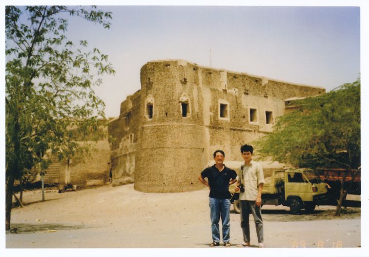 野口さんの父親（左）と高校生時代の野口さん（右）イエメン郊外にて