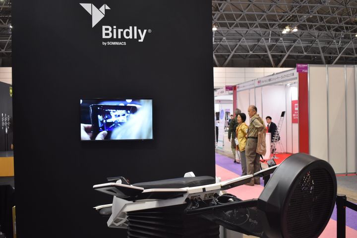 スイスのスタートアップ企業・ソムニアックスが開発したVR機器の『Birdly』。（2019年10月に千葉県の幕張メッセで開催された国際展示会『CEATEC』にて）