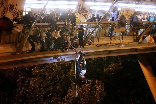 Η «μεγάλη απόδραση» των φοιτητών από το πολιορκημένο Πολυτεχνειο του Χονγκ Κονγκ.