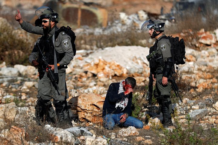 Παλαιστίνιος διαδηλωτής τραυματισμένος από τις ισραηλινές δυνάμεις στην Δυτική Όχθη και κοντά σε παράνομους ισραηλινούς οικισμούς (16 Νοεμβρίου 2019)