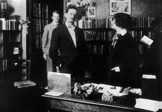 Μάρτιος 1930. Ο Τζέιμς Τζόις με την πρώτη ιδιοκτήτρια του βιβλιοπωλείου και εκδότρια Σίλβια Μπιτς (που πρώτη εξέδωσε το έργο του Ιρλανδού συγγραφέα και ποιητή «Οδυσσέας», το 1922). 