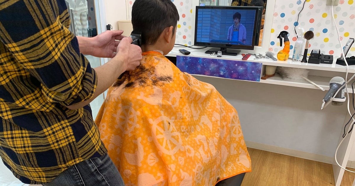 息子、はじめての床屋へ。妻は笑顔を浮かべながら、泣いていた