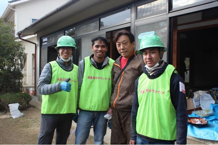 山口正樹さん（右から2番目）と留学生のボランティアたち