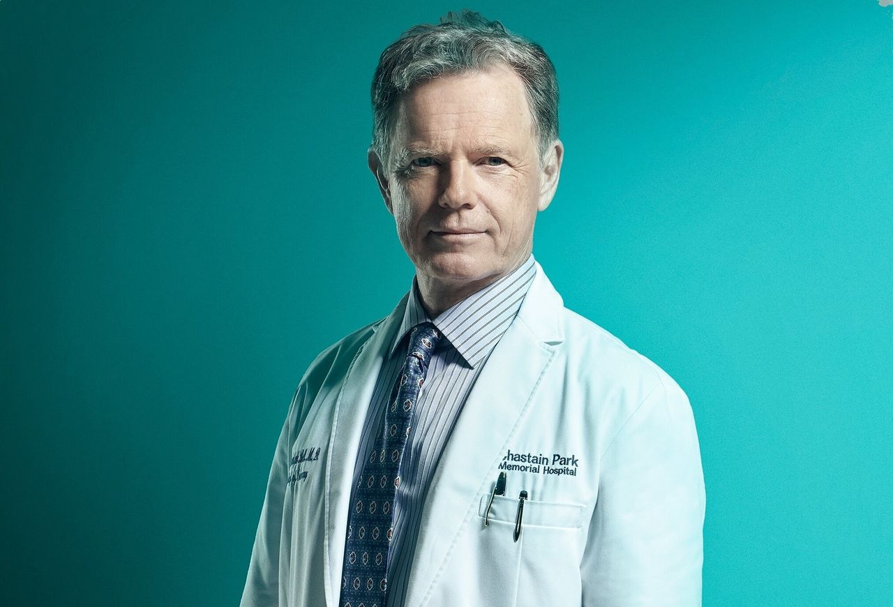 Ο Μπρους Γκρίνγουντ ως δρ.Μπελ στην ιατρική τηλεοπτική σειρά του FOX, «The Resident». 