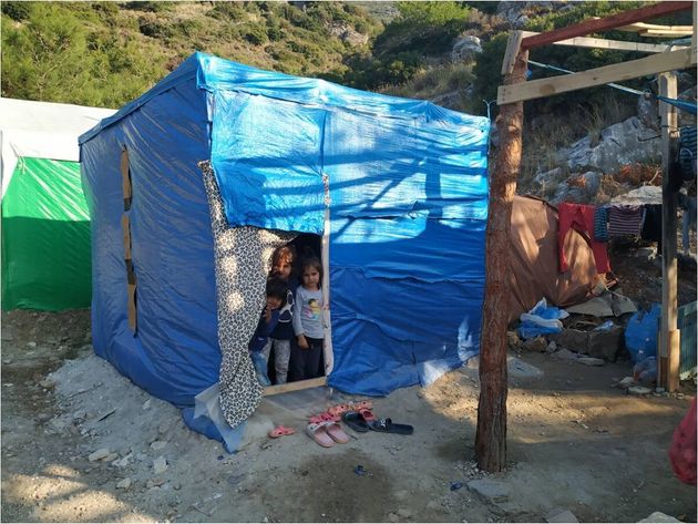Εικόνα από τη Μόρια, Νοέμβριος 2019. O κυβερνητικός εκπρόσωπος έδωσε στη δημοσιότητα φωτογραφίες από τους πρόχειρους καταυλισμούς όπου ζουν σήμερα οι πρόσφυγες/μετανάστες στη Μόρια και αλλού, ώστε να γίνει η σύγκριση με τις εικόνες από τις νέες εγκαταστάσεις (προαναχωρησιακά κέντρα) που δημιουργούνται.