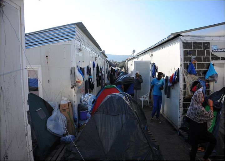 Εικόνα από τη Μόρια, Νοέμβριος 2019. O κυβερνητικός εκπρόσωπος έδωσε στη δημοσιότητα φωτογραφίες από τους πρόχειρους καταυλισμούς όπου ζουν σήμερα οι πρόσφυγες/μετανάστες στη Μόρια και αλλού, ώστε να γίνει η σύγκριση με τις εικόνες από τις νέες εγκαταστάσεις (προαναχωρησιακά κέντρα) που δημιουργούνται.