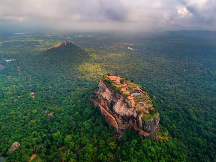 Vista aérea de la Roca del León, cerca de la ciudad de Sigiriya (Sri Lanka).