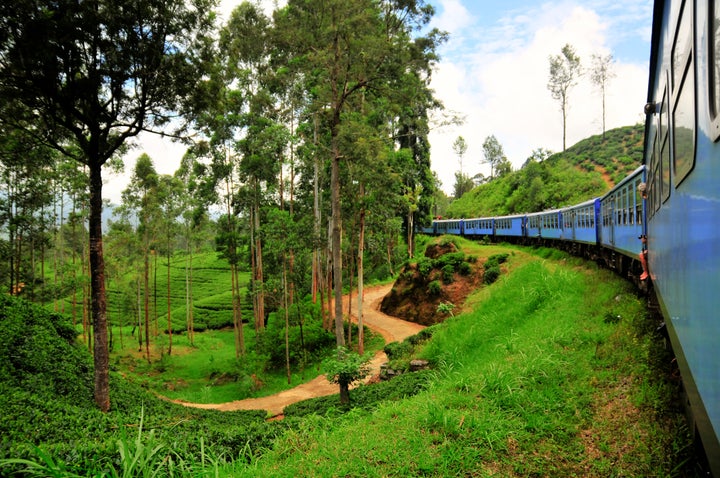 Viaje en tren por la zona de campos de té de Nuwara Eliya (Sri Lanka).