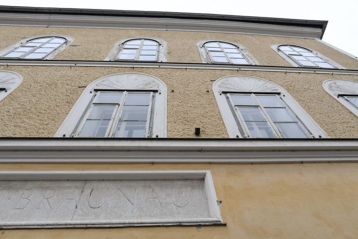 Η όψη της άλλοτε κατοικίας της οικογένειας Χίτλερ, στο Μπρόιναου της Αυστρίας