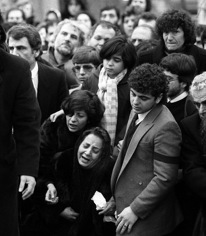 Η μητέρα του Άριστου Κωνσταντίνου κλαίει στην κηδεία του γιου της.