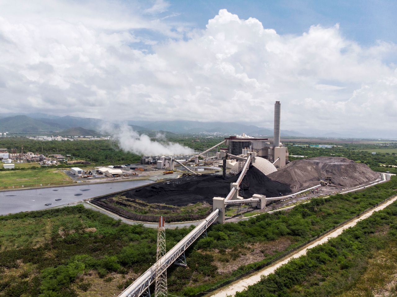 Residents of Guayama are fighting against the AES Energy Plant, a coal-burning facility that is contaminating the aquifers and putting its neighbors at risk.