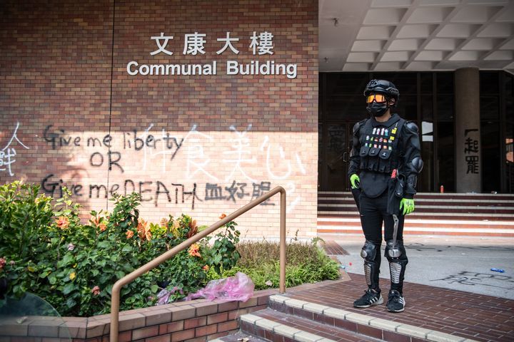 男子学生が訪れたデモの現場となっている香港理工大学