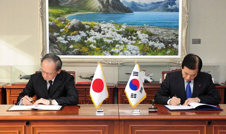 日韓GSOMIAが締結されたソウルでの署名式の様子（2016年11月23日、South Korean Defense Ministry via AP, File）