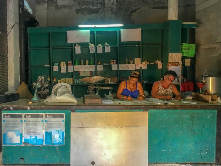 Dos mujeres trabajan en una 'bodega' cubana.