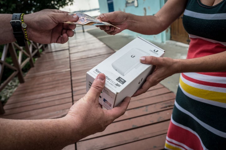 Una mujer compra de forma clandestina un dispositivo para poder conectarse a internet desde su casa. 