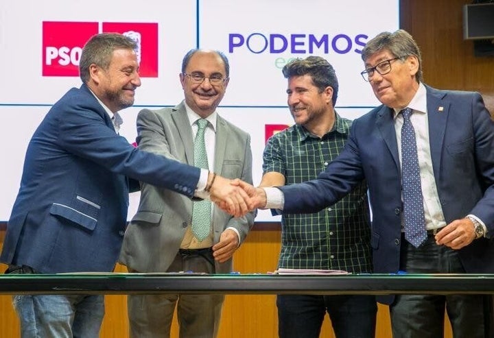 El presidente de Aragón, el socialista Javier Lambán (2d), junto a los líderes de los partidos que respaldaron su investidura este 2019