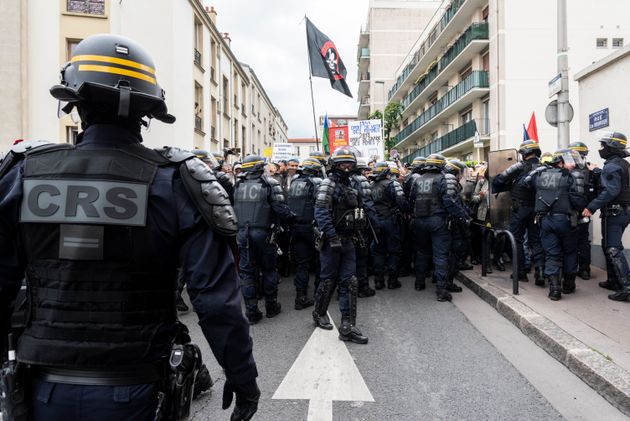 Le Policier Qui Avait Jeté Un Pavé Sur Des Gilets Jaunes