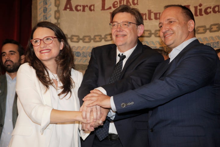 De izquierda a derecha, Mónica Oltra de Compromís, el socialista Ximo Puig y presidente de Valencia y Rubén Martínez, de Podemos.