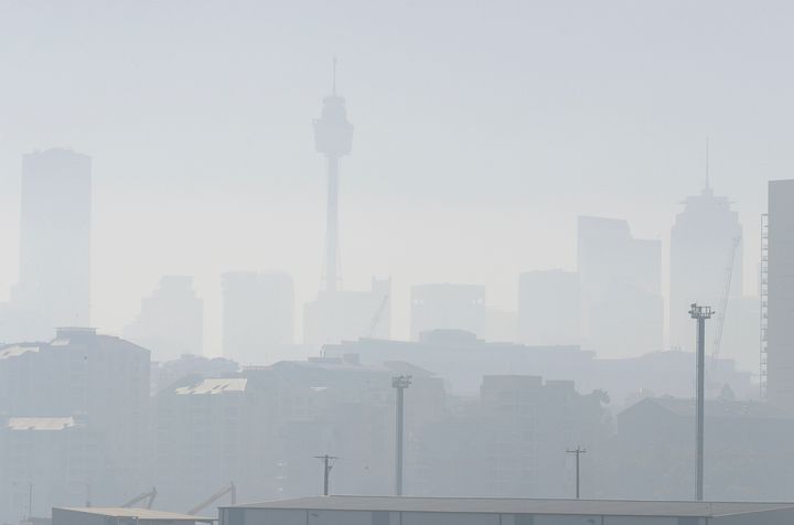 Toπίο στην ομίχλη; Στην πρώτη ματιά, ναι, όμως αυτό είναι το Σίδνεϊ χθες (21 Νοεμβρίου 2019) και το σύννεφο είναι...σύννεφο καπνού από τις πυρκαγιές που μαίνονται στην Αυστραλία.