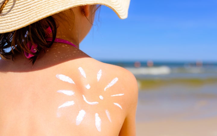 O uso do protetor solar é chave para proteger a sua pele, ainda mais com a chegada do verão.