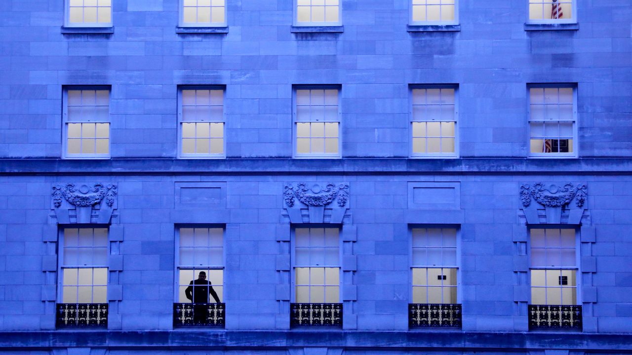 Ενας άνδρας στέκεται μπροστά στο παράθυρο του κτιρίου του Longworth House Office Building, της Βουλής των Αντιπροσώπων, στην Ουάσιγκτον, των Ηνωμένων Πολιτειών, την Τρίτη, 19 Νοεμβρίου, αναμένοντας τις εξελίξεις από τις ακροάσεις για την υπόθεση καθαίρεσης του Ντόναλντ Τραμπ, που διεξάγονται στο Κάπιτολ Χιλ.