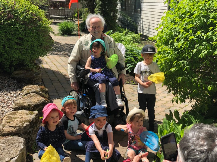 M. Jobin, ancien professeur et résident du Manoir Soleil, enseigne ses connaissances sur les insectes aux tout-petits de la garderie Aux petits rayons.