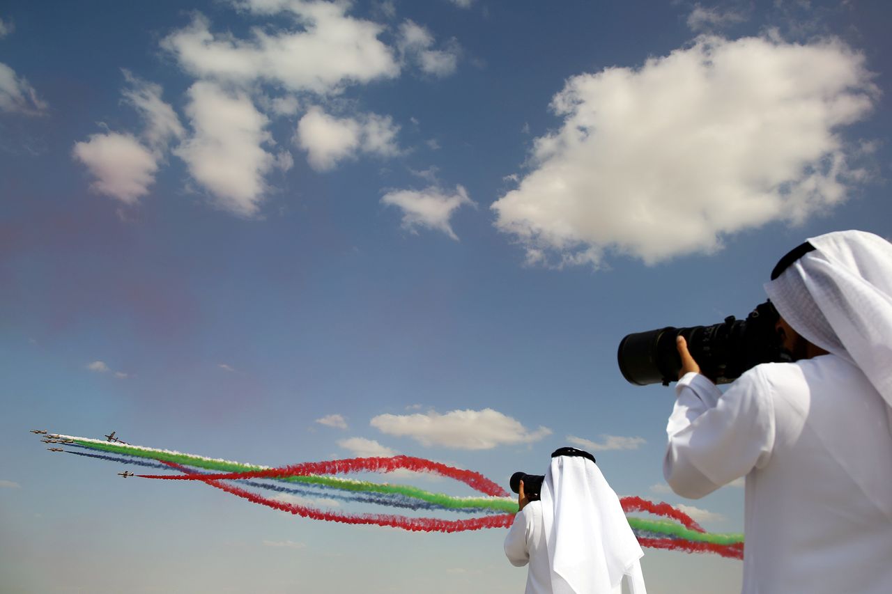 Θεατές των αεροπορικών επιδείξεων της Αλ Φουσράν, που πραγματοποιήθηκαν την Δευτέρα, 18 Νοεμβρίου, στο Ντουμπάι, βγάζουν φωτογραφίες από τις εκπληκτικές εμφανίσεις των αεροσκαφών.