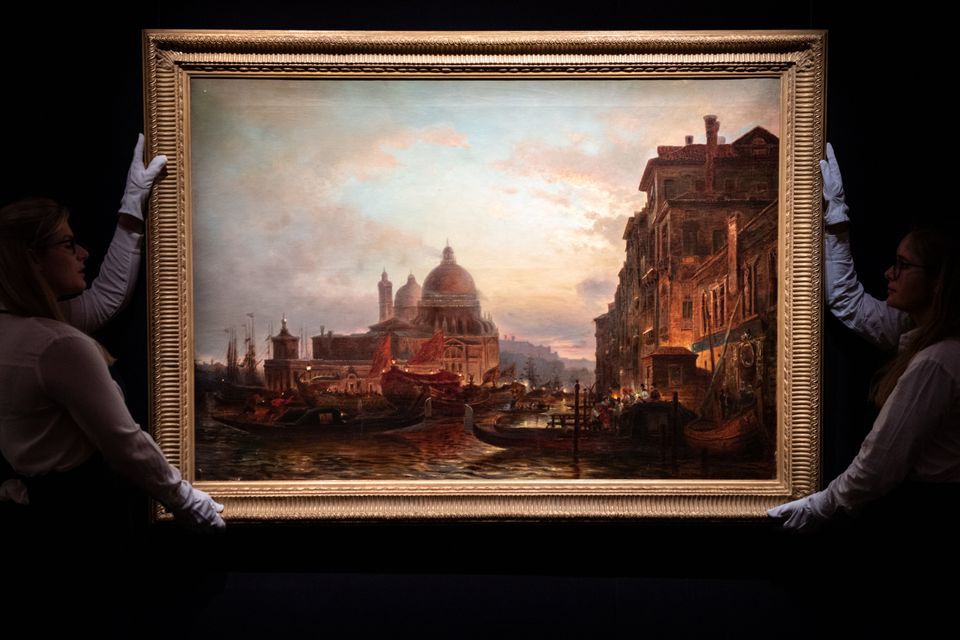 Εργαζόμενοι στην δημοπρασία του Ρωσικού τμήματος του Οίκου Sotheby's, μεταφέρουν τον πίνακα «Venice at Dusk», του Αλεξέι Μπογκολιούμποφ, την Παρασκευή, 22 Νοεμβρίου. Η αξία του πίνακα, κυμαίνεται από 500,000 έως 760,000 δολάρια (453,000 - 689,500 ευρώ).