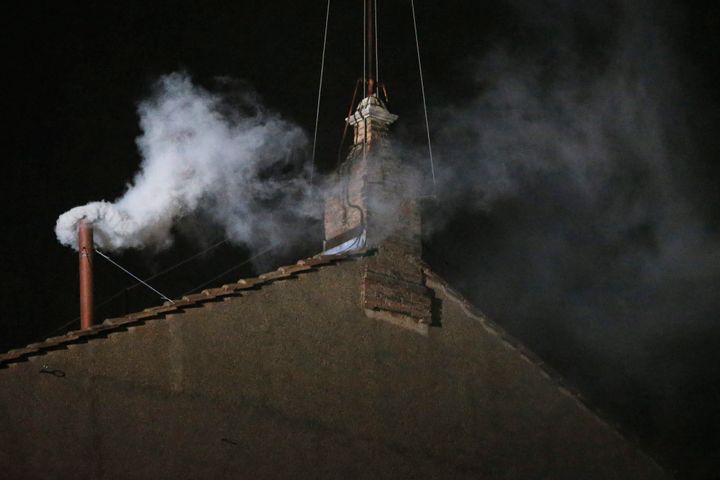 2013年3月、バチカン市国のシスティーナ礼拝堂の煙突から上がった白い煙。「コンクラーベ」の結果、新教皇の選出を知らせた。