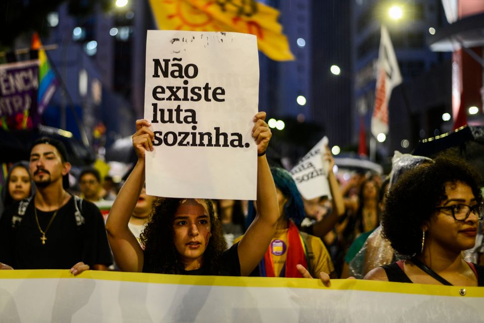 Em Curitiba (PA), manifestante segura cartaz com dizeres 