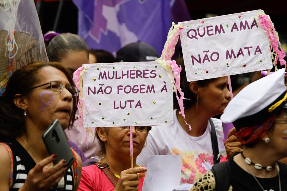 Manifestantes seguram placas com dizeres feministas em protesto de 8 de março de 2018, quando...