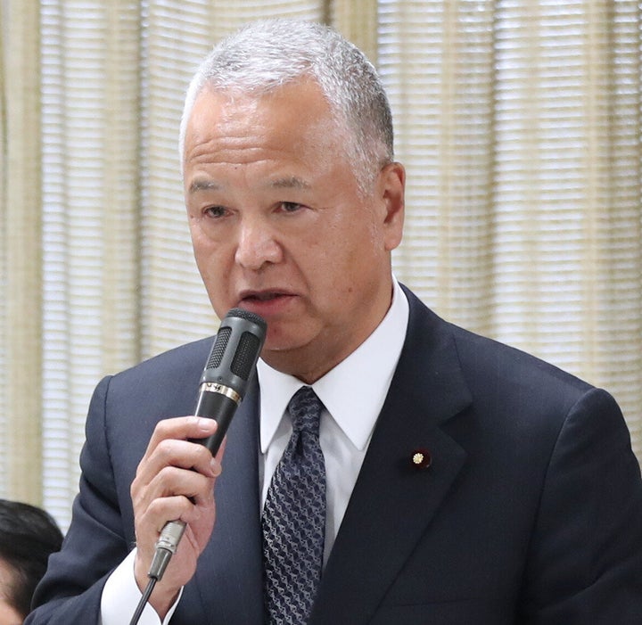 自民党税制調査会の総会であいさつする甘利明税調会長=11月21日、東京・永田町の自民党本部