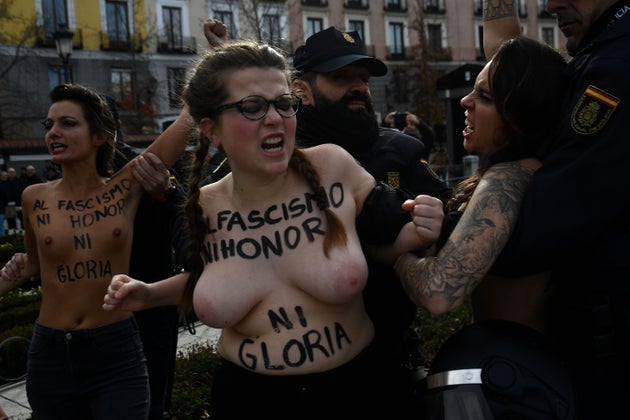 Activistas de FEMEN se enfrentan a manifestantes de ultraderecha en