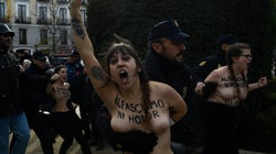 Activistas de FEMEN se enfrentan a manifestantes de ultraderecha en
