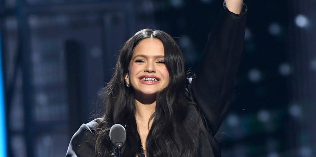 Cachondeo Por Este Detalle En La Ultima Foto De Rosalia En Instagram Mira Bien Tras Ella El Huffpost