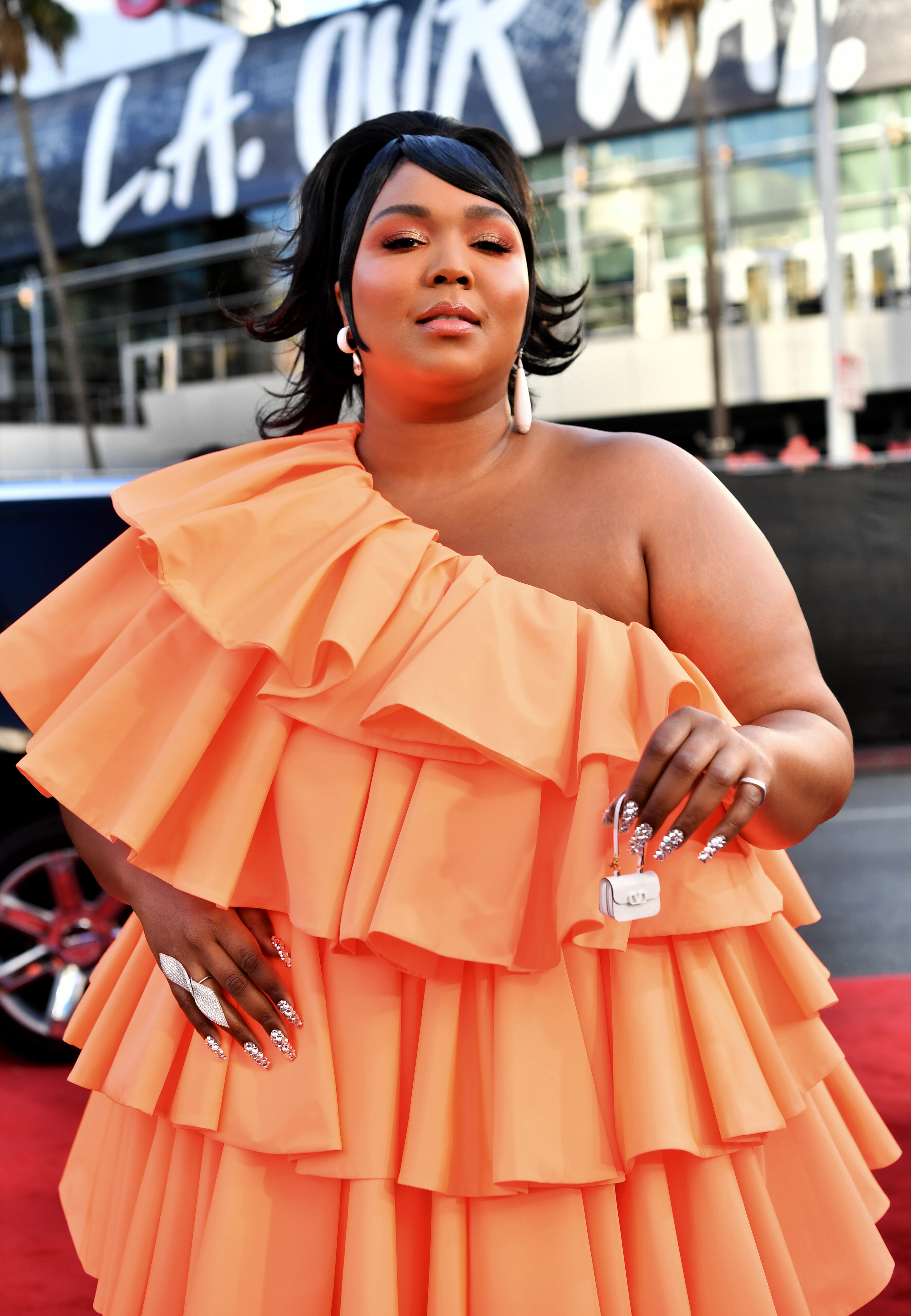 Lizzo just wore the world's tiniest Valentino handbag to the AMAs - 9Style
