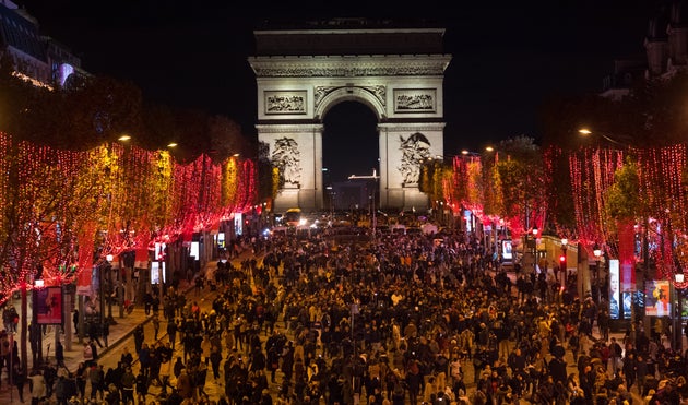 Les Champs Elysees Se Parent De Rouge Pour Noel Le Huffpost