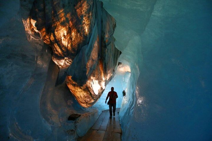 Στο εσωτερικό του παγωμένου σπηλαίου στον παγετώνα Rhone, στην περιοχή Furka.
