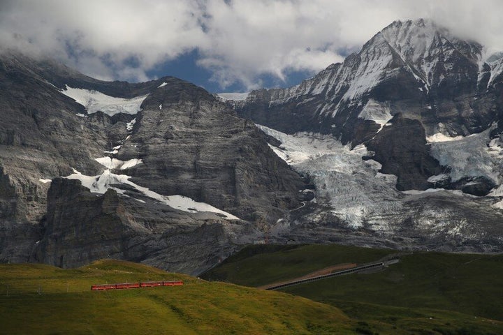 Η σιδηροδρομική γραμμή Jungfraubahn μπροστά στον παγετώνα Eiger.