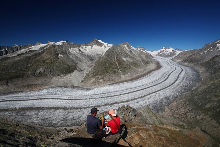 Μπροστά στον παγετώνα Aletsch στις ελβετικές Αλπεις.