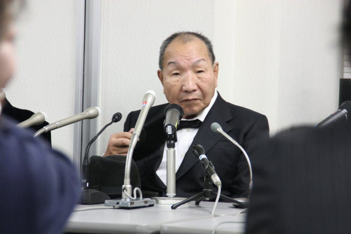 タキシード姿の袴田巌さん