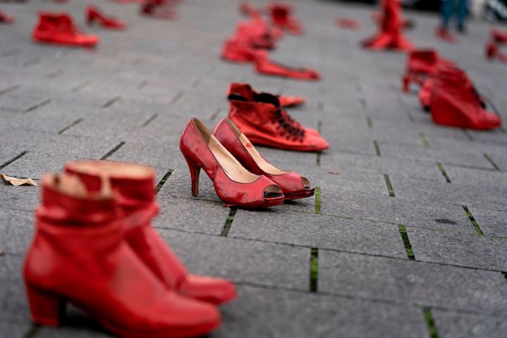 24 Νοεμβρίου 2019, Βρυξέλλες. Τα άδεια παπούτσια για τις γυναίκες θύματα της έμφυλης βίας.