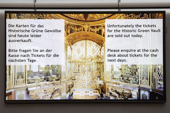 Στον πίνακα που βρίσκεται στην είσοδο του Green Vault αναγράφεται ότι δεν υπάρχουν διαθέσιμα εισιτήρια για τη Δευτέρα 25 Νοεμβρίου. Οι αρχές στη Γερμανία κάνουν λόγο για μία «ξεδιάντροπη ληστεία». 