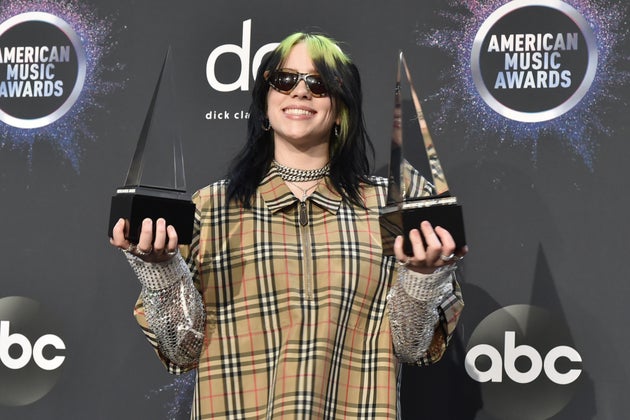 Η Μπίλι Αιλις με τα δυο της βραβεία στα American Music Awards, 24 Νοεμβρίου 2019