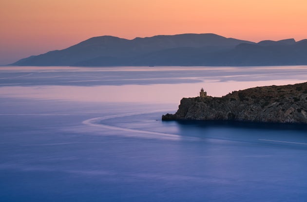 Αφιέρωμα του Guardian στην Ίο: Το νησί που συνδυάζει την ξέφρενη ζωή με την