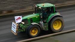 Près de Lyon, les agriculteurs bloquent plusieurs axes de