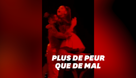 Ariana Grande tombe sur scène et se rattrape de la meilleure manière qui